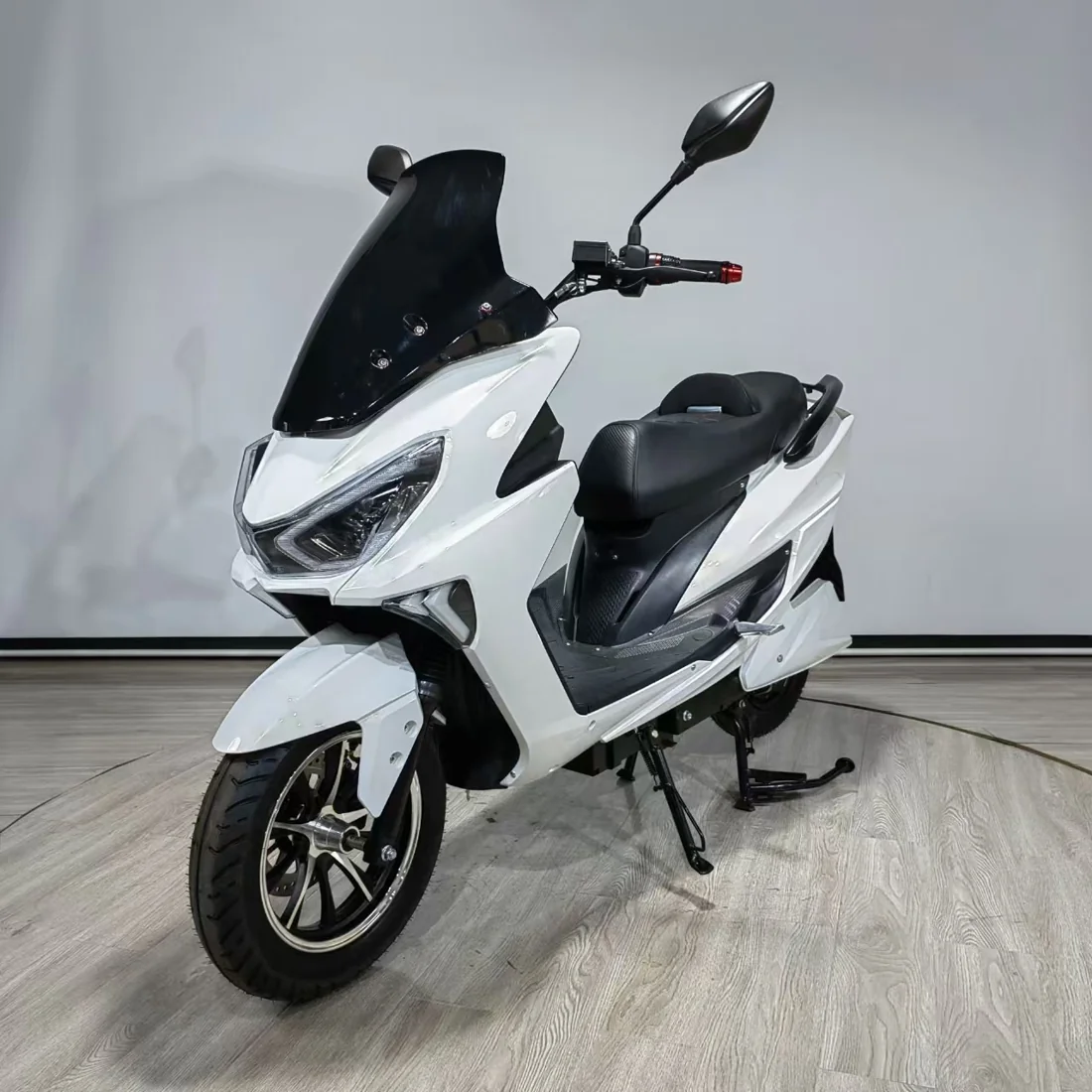 D10 Sport touring scooter