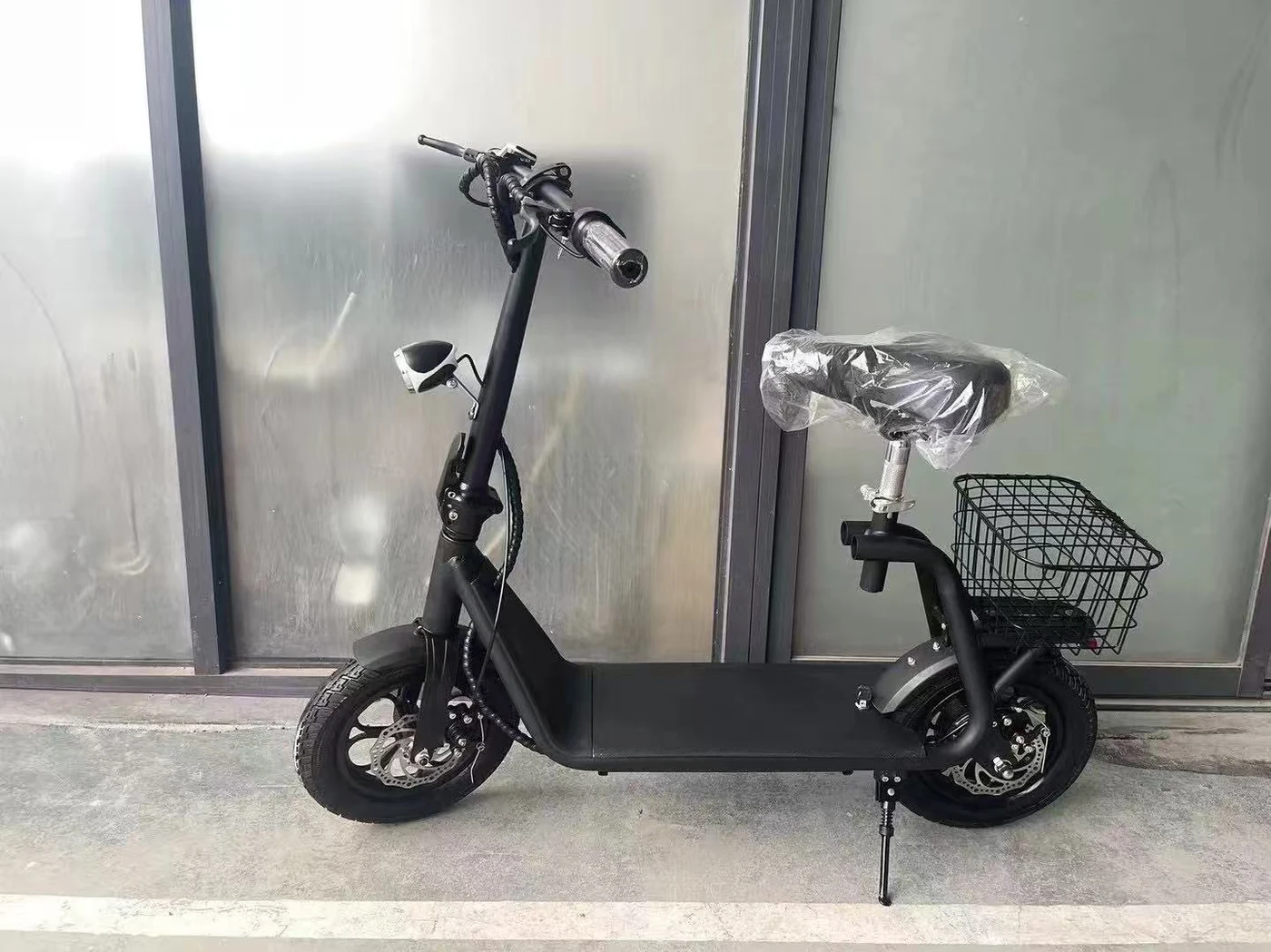 V6-H13 Utility scooter with basket